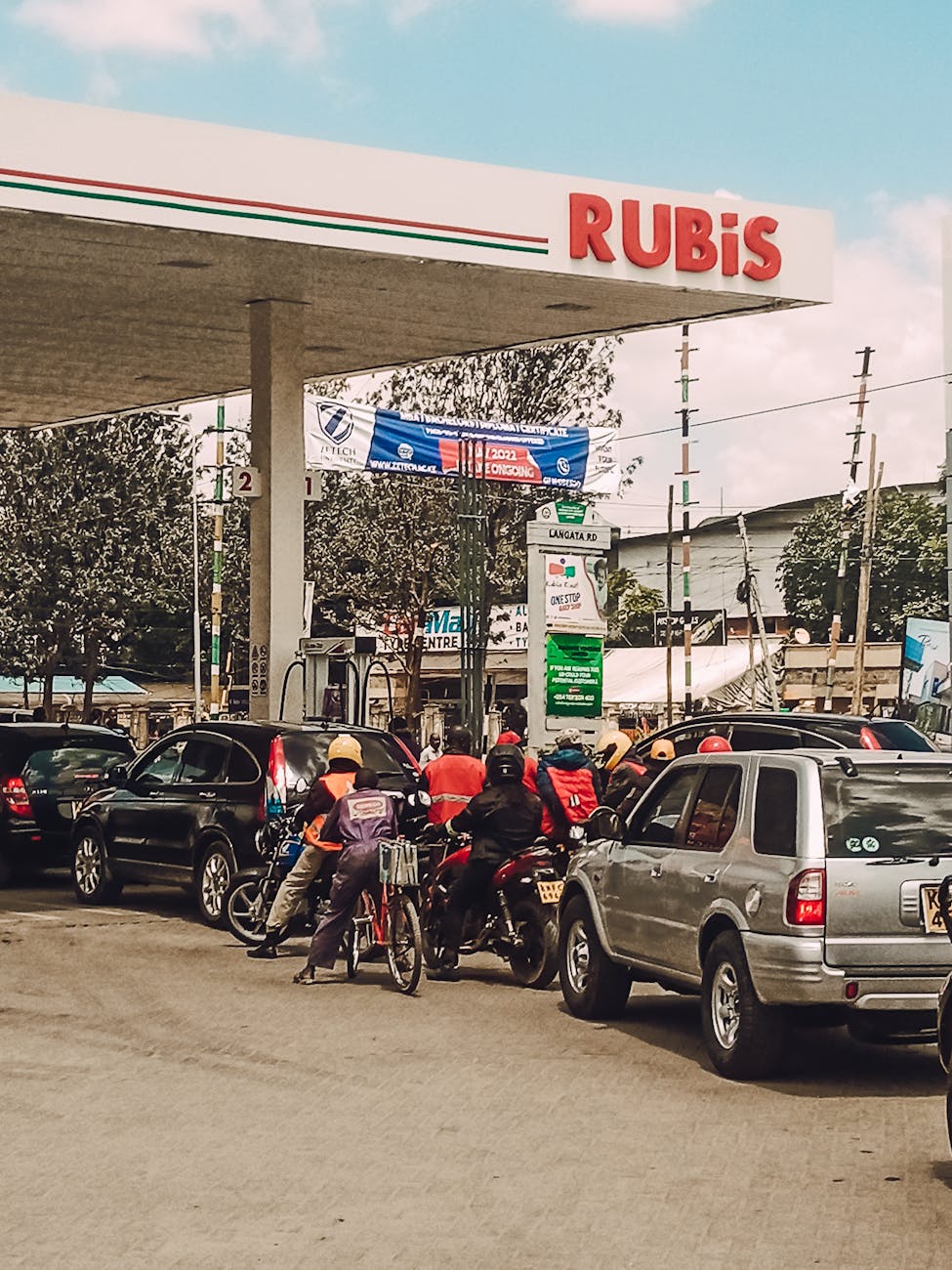 people are waiting for gas at a gas station